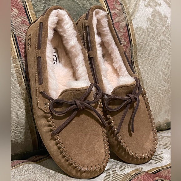 UGG Dakota Slipper Women. Size 6 Women 
N18-02 - Picture 5 of 7